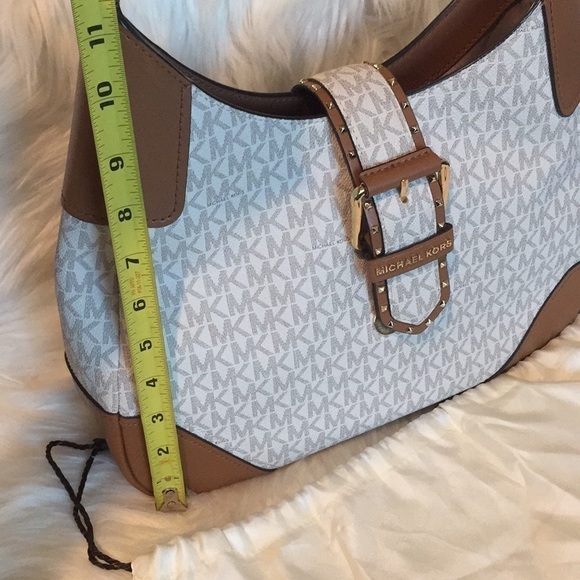 Michael Kors Lillian Vanilla Medium Shoulder Bag - Picture 17 of 17